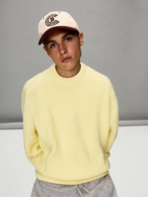 Bershka Haftowana Czapka Sznurowana Mężczyzna Kremowy