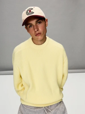 Bershka Haftowana Czapka Sznurowana Mężczyzna Kremowy