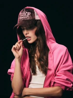 Bershka Haftowana Czapka Z Daszkiem Juicy Couture X Bershka Kobieta Brązowy