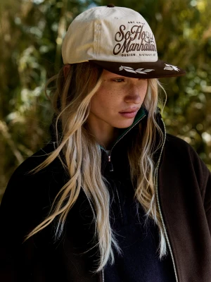Bershka Haftowana Czapka Z Daszkiem Kobieta Brązowy