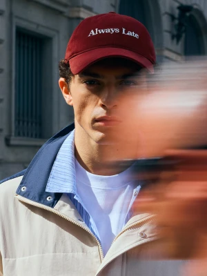 Bershka Haftowana Czapka Z Daszkiem Mężczyzna Rubinowy