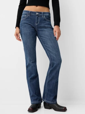 Bershka Haftowane Jeansy Bootcut Z Niskim Stanem Kobieta Niebieski