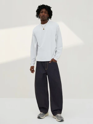 Bershka Haftowane Jeansy O Kroju Barrel Mężczyzna Granatowy