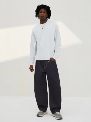 Bershka Haftowane Jeansy O Kroju Barrel Mężczyzna Granatowy