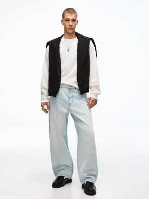 Bershka Haftowane Jeansy O Kroju Barrel Mężczyzna Jasnoniebieski