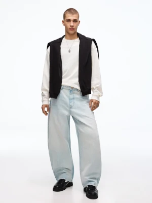 Bershka Haftowane Jeansy O Kroju Barrel Mężczyzna Jasnoniebieski