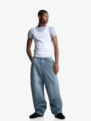 Bershka Haftowane Jeansy Von Dutch Mężczyzna Wyblakły Niebieski