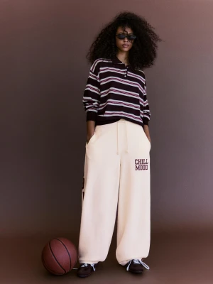 Bershka Haftowane Spodnie Z Dzianiny Dresowej O Kroju Wide Leg Kobieta Kremowy