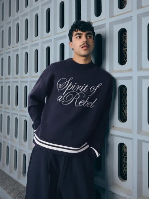Bershka Haftowany Sweter Mężczyzna Granatowy