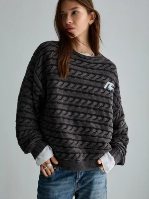 Bershka Haftowany Sweter Ze Splotem Warkoczowym Kobieta Ciemnoszary