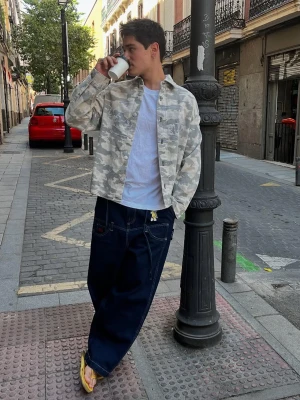 Bershka Jeansowa Koszula Wierzchnia Ecko Unltd Oversize Z Nadrukiem Mężczyzna Ciemnoszary