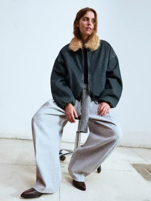 Bershka Jeansowa Kurtka Z Kołnierzem Ze Sztucznego Futerka Kobieta Wyblakły Niebieski