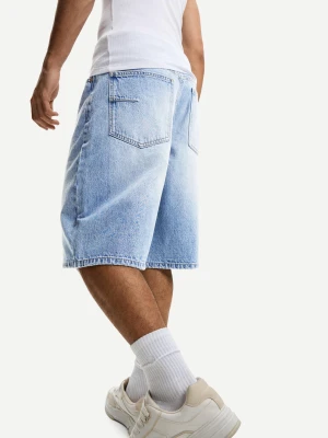 Bershka Jeansowe Bermudy O Kroju Baggy Mężczyzna Wyblakły Niebieski