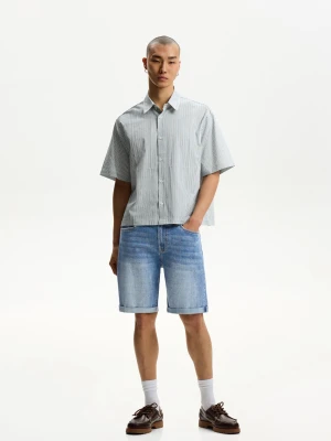 Bershka Jeansowe Bermudy Z Wywiniętymi Nogawkami Mężczyzna Wyblakły Niebieski