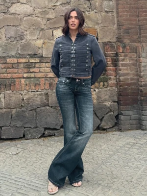 Bershka Jeansy Baggy Flare Z Niskim Stanem Kobieta Wyblakły Niebieski