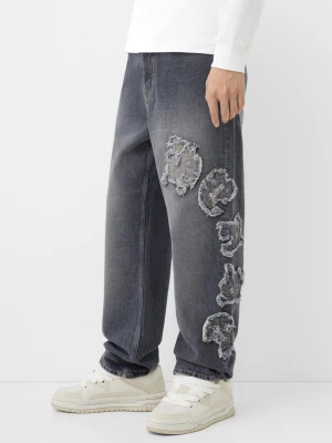 Bershka Jeansy Baggy Z Naszywką Mężczyzna Szary