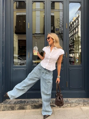 Bershka Jeansy Balloon Fit W Paski Kobieta Wyblakły Niebieski