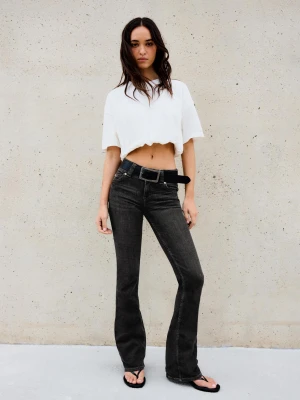 Bershka Jeansy Bootcut Z Niskim Stanem I Klapami Kobieta Czarny