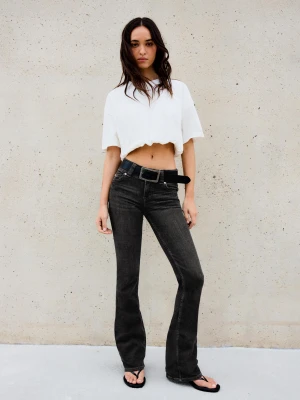 Bershka Jeansy Bootcut Z Niskim Stanem I Klapami Kobieta Czarny