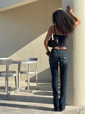 Bershka Jeansy Bootcut Z Niskim Stanem I Klapami Kobieta Granatowy