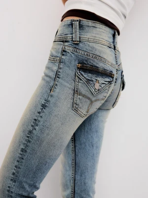 Bershka Jeansy Bootcut Z Niskim Stanem Kobieta Wyblakły Niebieski
