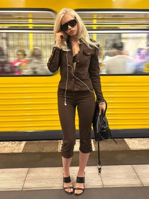 Bershka Jeansy Capri Z Guzikami Kobieta Brązowy