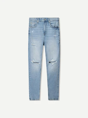 Bershka Jeansy Carrot Fit Z Przetarciami Mężczyzna Wyblakły Niebieski