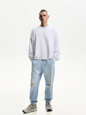 Bershka Jeansy Jogger Z Przetarciami Mężczyzna Jasnoniebieski