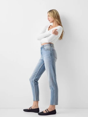 Bershka Jeansy Mom Slim Comfort Kobieta Wyblakły Niebieski