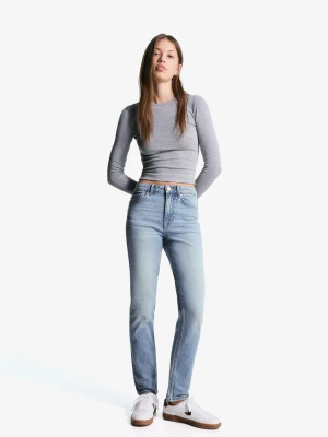 Bershka Komfortowe Jeansy O Kroju Mom Z Wysokim Stanem Kobieta Wyblakły Niebieski