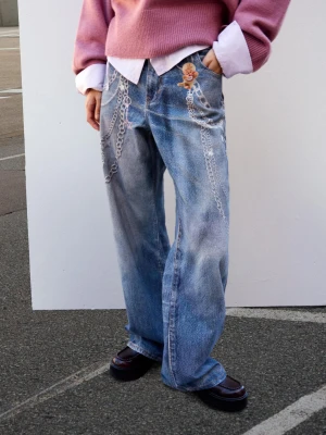 Bershka Jeansy Monchhichi O Kroju Baggy Z Nadrukiem Kobieta Wyblakły Niebieski