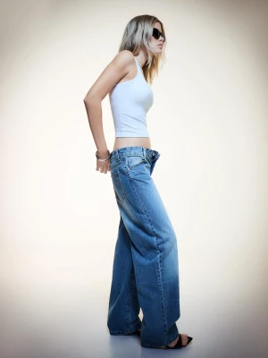Bershka Jeansy O Kroju Baggy Barrel Kobieta Wyblakły Niebieski