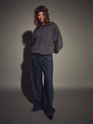 Bershka Jeansy O Kroju Baggy Barrel Z Ćwiekami Kobieta Granatowy