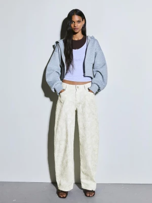 Bershka Jeansy O Kroju Baggy Barrel Z Niskim Stanem I Nadrukiem Kobieta Brązowy
