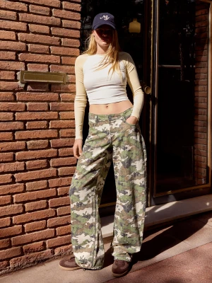 Bershka Jeansy O Kroju Baggy Barrel Z Niskim Stanem Kobieta Brązowy