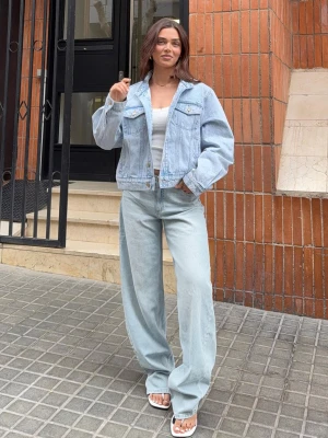 Bershka Jeansy O Kroju Baggy Barrel Z Niskim Stanem Kobieta Wyblakły Niebieski