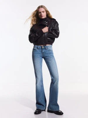 Bershka Jeansy O Kroju Baggy Flare Kobieta Wyblakły Niebieski
