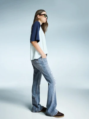 Bershka Jeansy O Kroju Baggy Flare Z Zamkami Błyskawicznymi Kobieta Wyblakły Niebieski