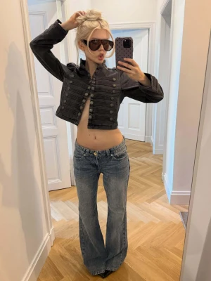 Bershka Jeansy O Kroju Baggy I Flare Kobieta Wyblakły Niebieski