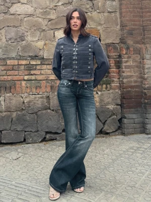Bershka Jeansy O Kroju Baggy I Flare Kobieta Wyblakły Niebieski