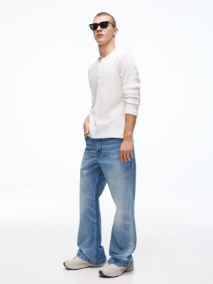 Bershka Jeansy O Kroju Baggy I Flare Mężczyzna Wyblakły Niebieski