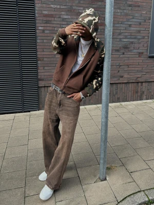 Bershka Jeansy O Kroju Baggy Skater Mężczyzna Brązowy
