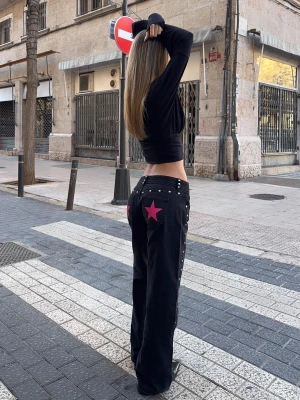 Bershka Jeansy O Kroju Baggy Z Ćwiekami I Gwiazdami Kobieta Czarny