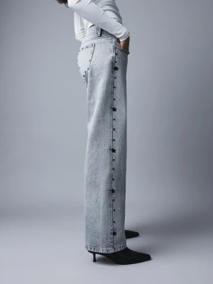 Bershka Jeansy O Kroju Baggy Z Ćwiekami I Gwiazdami Kobieta Szary