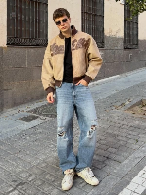 Bershka Jeansy O Kroju Baggy Z Dziurami Mężczyzna Niebieski
