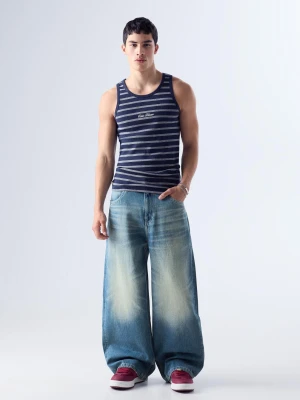 Bershka Jeansy O Kroju Baggy Z Klamrą Z Tyłu Mężczyzna Wyblakły Niebieski