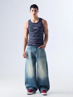 Bershka Jeansy O Kroju Baggy Z Klamrą Z Tyłu Mężczyzna Wyblakły Niebieski