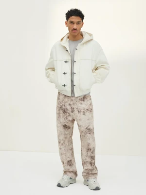 Bershka Jeansy O Kroju Baggy Z Nadrukiem I Fakturą Mężczyzna Zielony