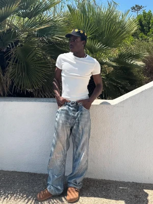 Bershka Jeansy O Kroju Baggy Z Nadrukiem Mężczyzna Wyblakły Niebieski