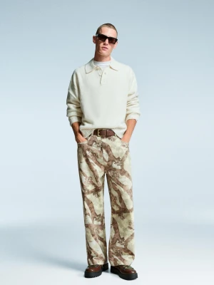 Bershka Jeansy O Kroju Baggy Z Nadrukiem Mężczyzna Zielony